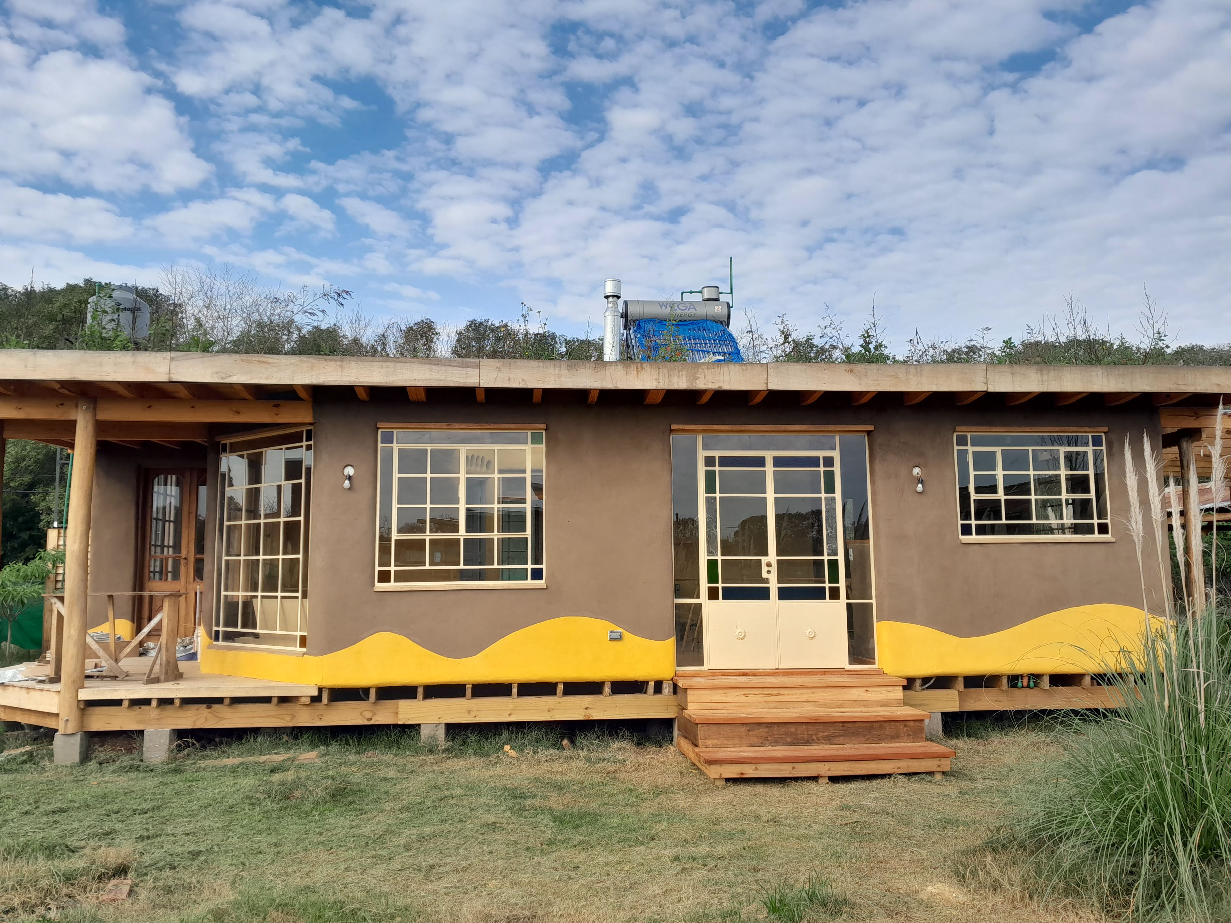 -For Spanish-speaking countries: Casa con terraza^{Las plantas y el agua Picos, entre otros, con distintos trabajos y mate...