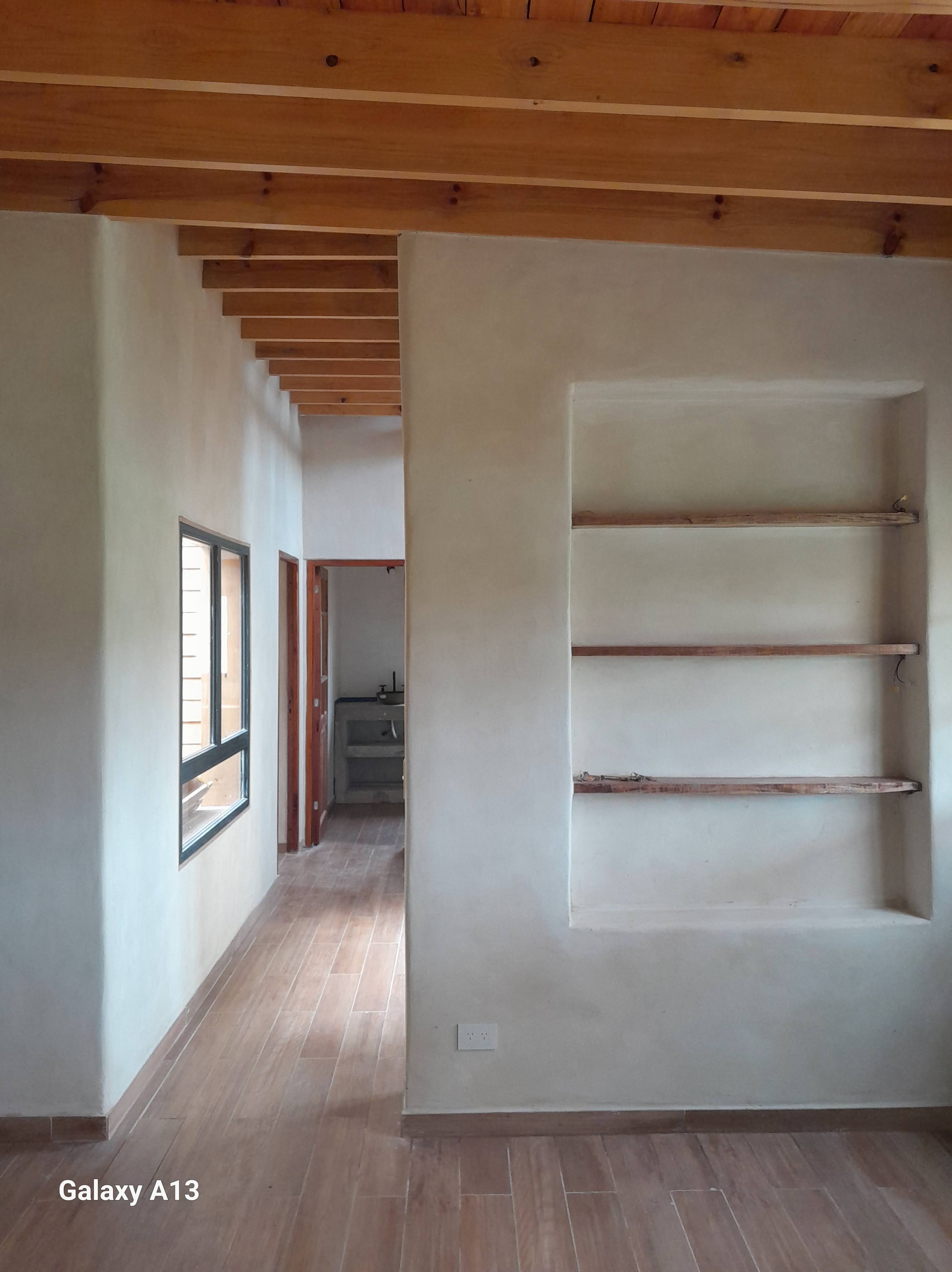 Unas baldosas con un diseño de madera.