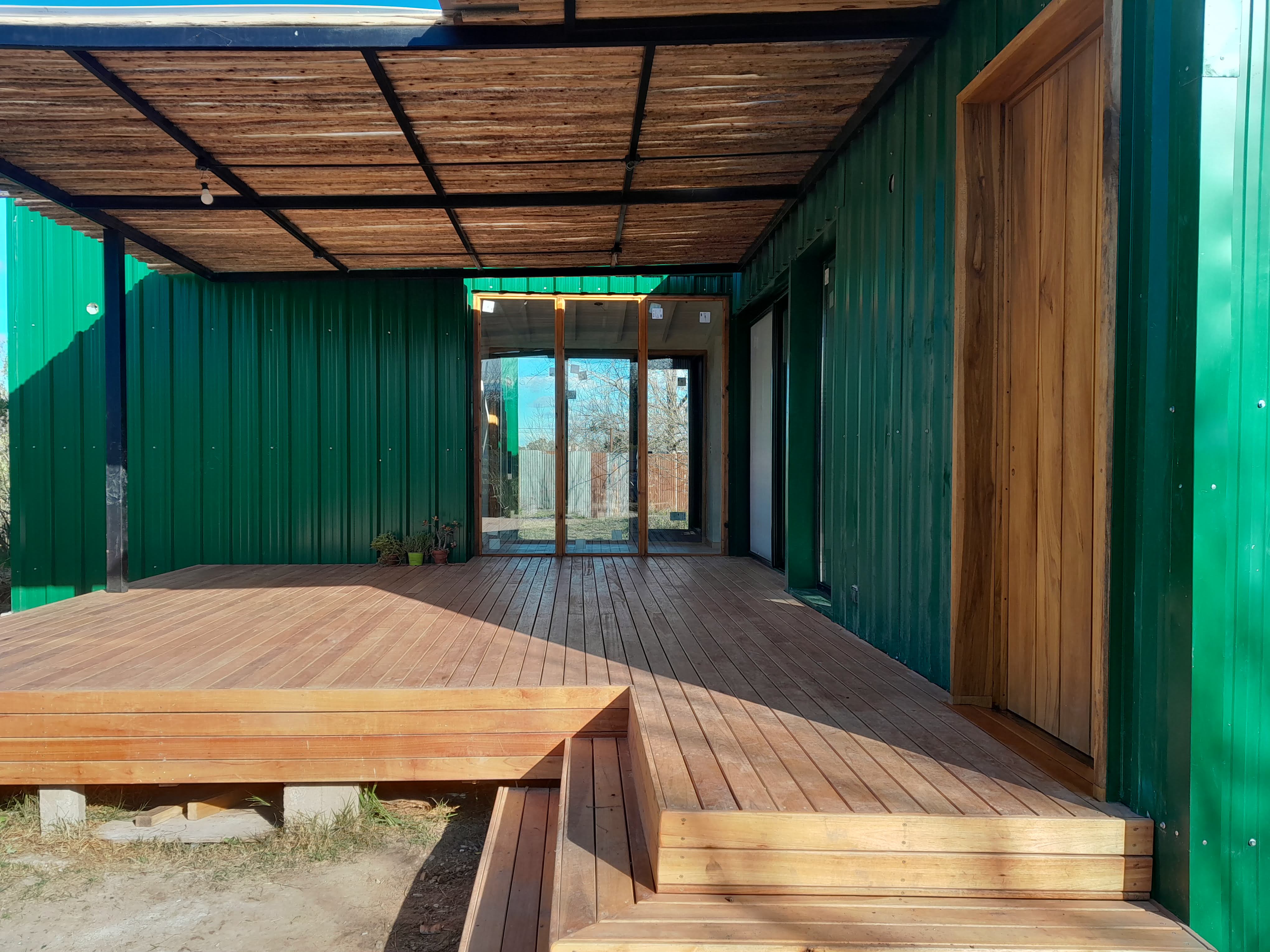 Use the information provided below to answer the question. People and places may require a Google search. Pasillo entre la...