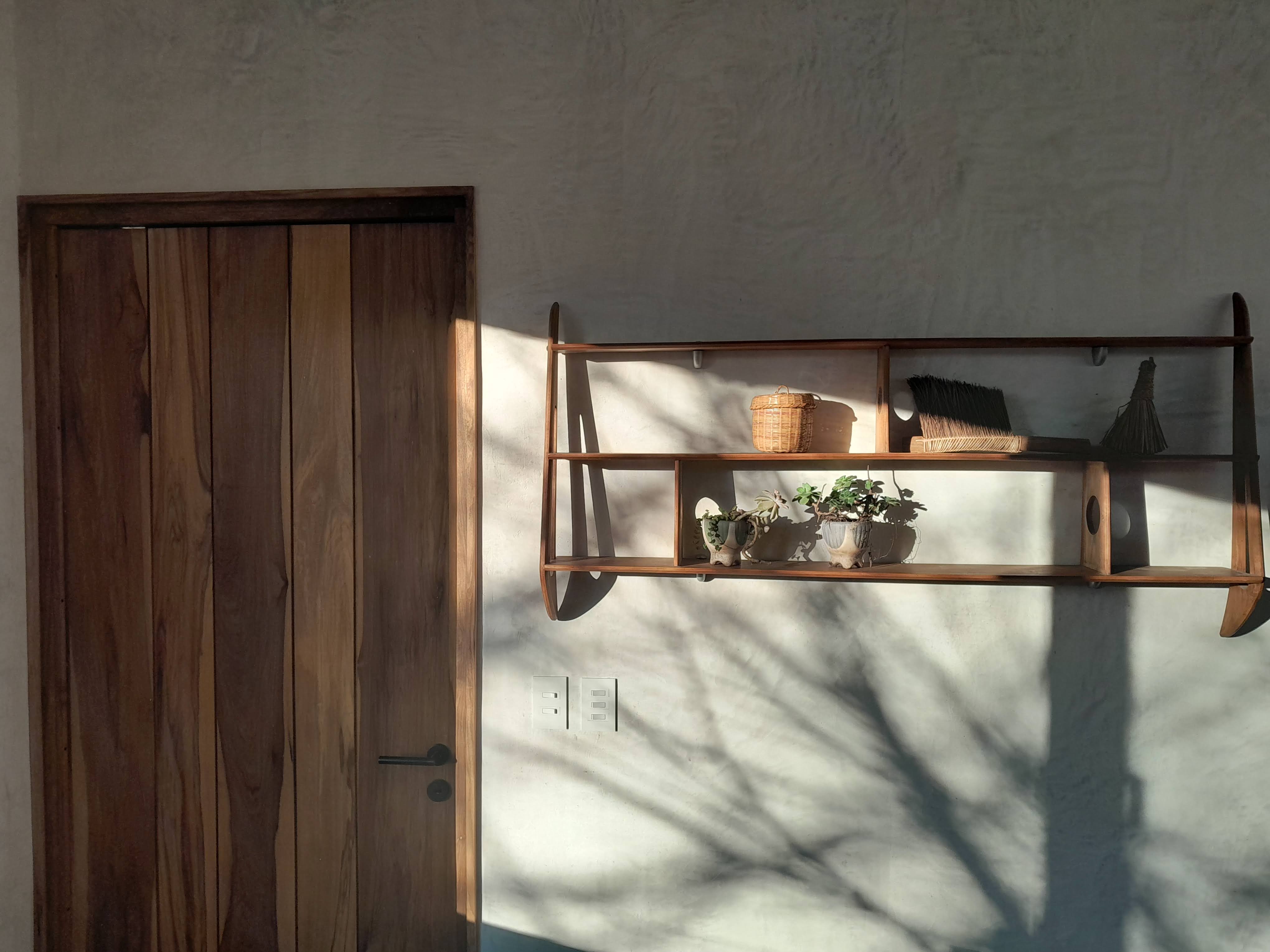 Bienvenido a esta habitación, estás aquí. Encuentras una puerta, una silla, una librería y una planta. Puedes moverte. ¿Qu...